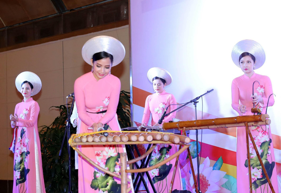 Chủ tịch Quốc hội Nguyễn Thị Kim Ngân chủ trì và phát biểu tại tiệc chiêu đãi các nguyên thủ quốc gia, lãnh đạo Phật giáo thế giới, các trưởng đoàn đại biểu đến Việt Nam dự Đại lễ Phật đản Liên hợp quốc lần thứ 16 - Vesak 2019. Trong ảnh: Chương trình nghệ thuật chào mừng tại tiệc chiêu đãi. (Ảnh: Trọng Đức/TTXVN)