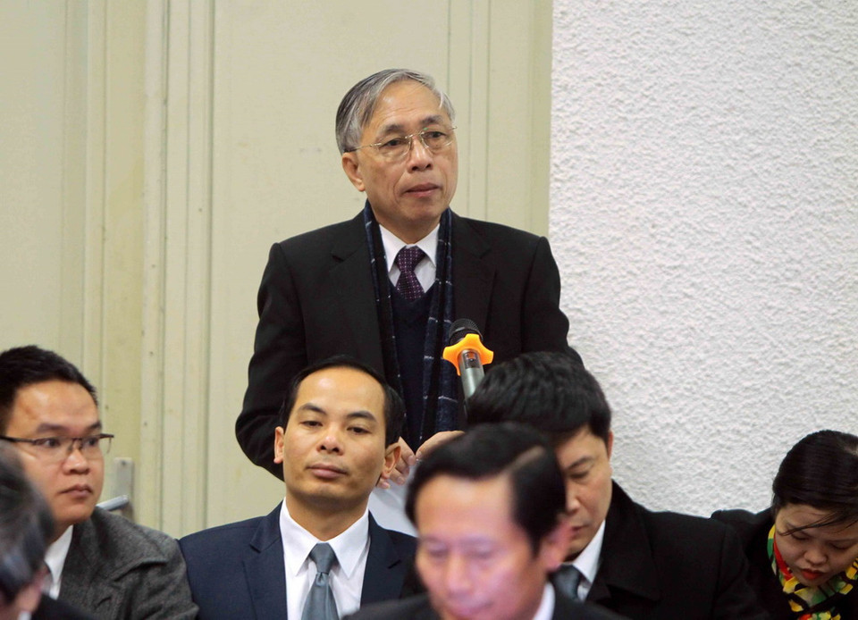 Luật sư Hoàng Huy Được đặt câu hỏi các bị cáo tại phiên tòa. (Ảnh: An Đăng/TTXVN)