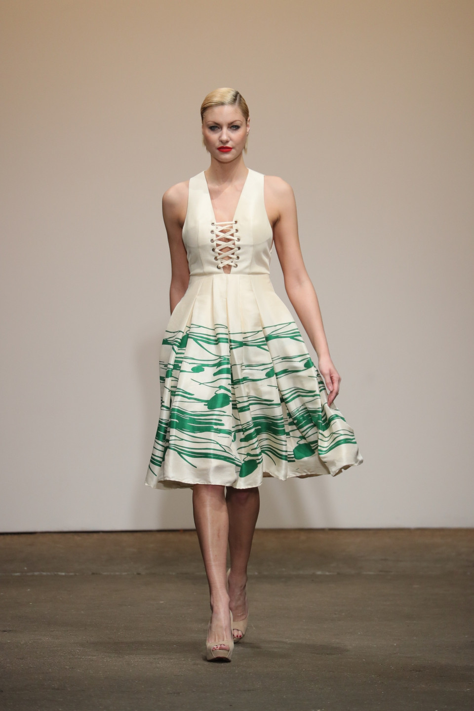 Ngoài những thiết kế quen thuộc, Sơn Collection còn bổ sung một số mẫu độc đáo, mang tính sáng tạo hiện đại cùng kỹ thuật cắt dựng phom dáng mới lạ. (Ảnh: Nolchashows)