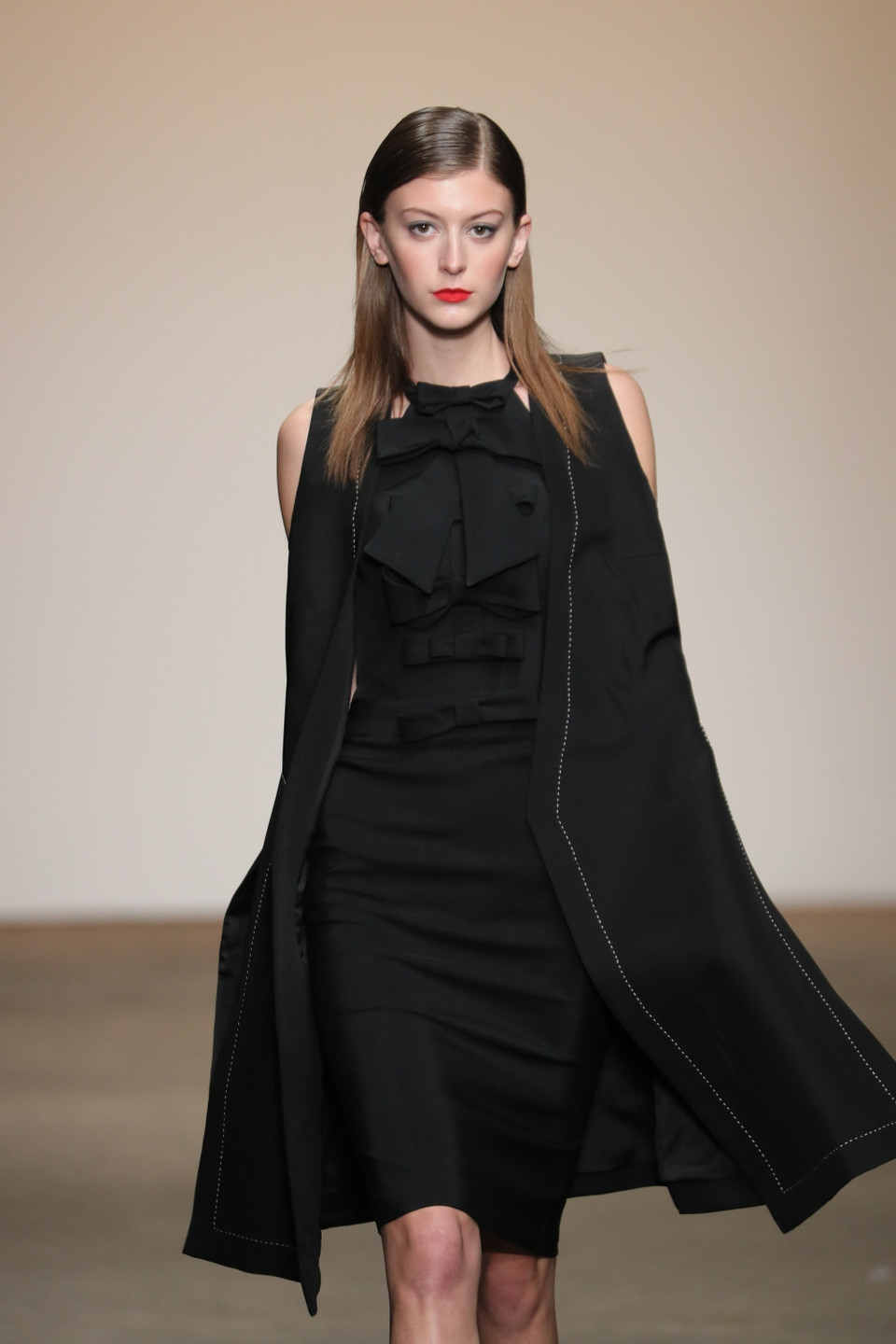 Bộ sưu tập bao gồm những thiết kế dạ hội, jumpsuit và vest có họa tiết đa sắc, bắt mắt, được dàn người mẫu quốc tế chuyên nghiệp trình diễn. (Ảnh: Nolchashows)