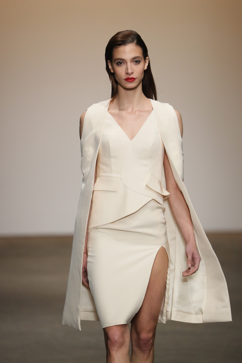 Nhà thiết kế sử dụng chủ yếu chất liệu lụa truyền thống Việt Nam, in họa tiết đặc sắc, đậm dấu ấn Á Đông. (Ảnh: Nolchashows)