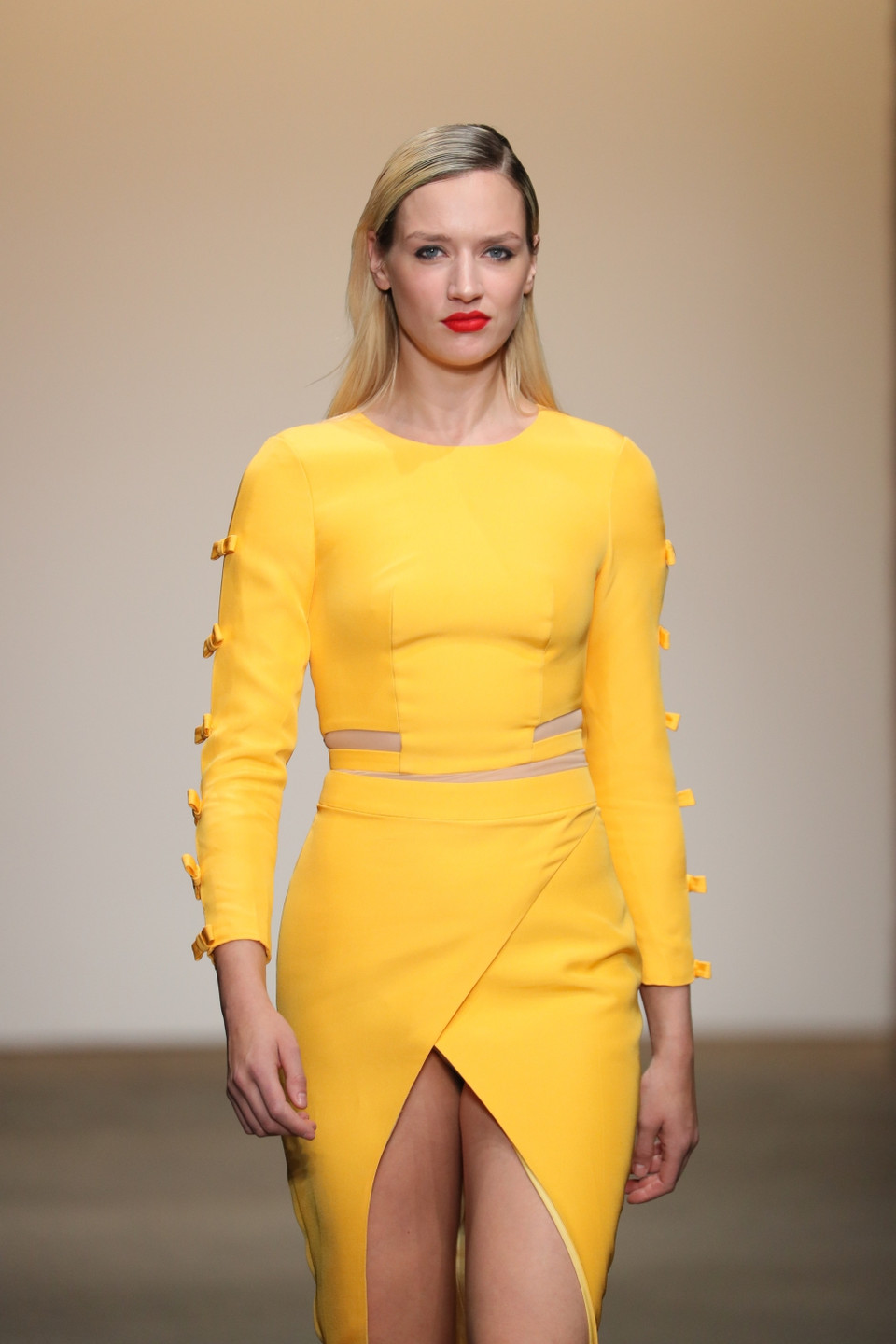 Đây là nỗ lực của nhà thiết kế trẻ trong việc kết hợp giữa nét đặc trưng của thời trang Việt Nam cùng những xu hướng thời trang hiện đại thế giới. (Ảnh: Nolchashows)