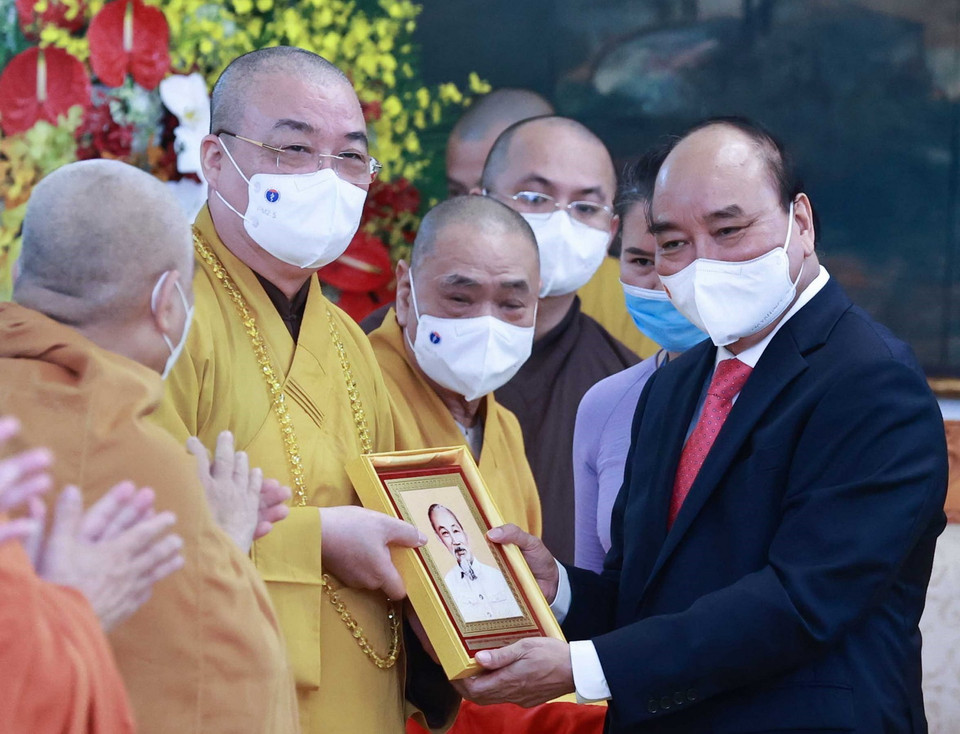 Chủ tịch nước Nguyễn Xuân Phúc tặng chân dung Chủ tịch Hồ Chí Minh cho các đại biểu. (Ảnh: Thống Nhất/TTXVN)