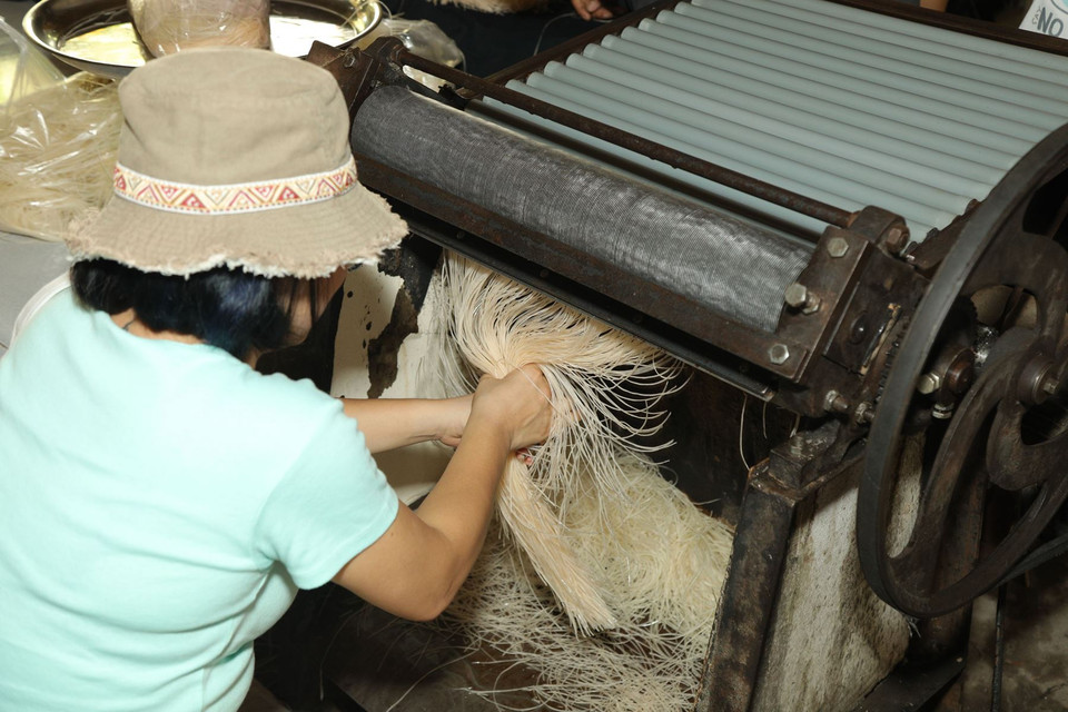 Bánh tráng phơi đến độ sẽ được đưa vào máy cán nhỏ thành sợi mỳ hủ tiếu. (Ảnh: Anh Tùng/Vietnam+)
