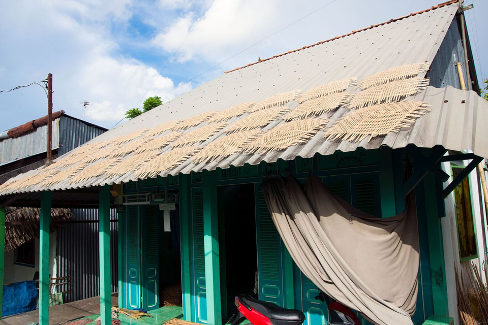 Xuôi theo rạch Đìa Buồn, Phong Điền có làng nghề đan rổ, chằm nón, tồn tại hơn 45 năm với hơn chục hộ làm nghề. (Ảnh: Anh Tùng/Vietnam+)