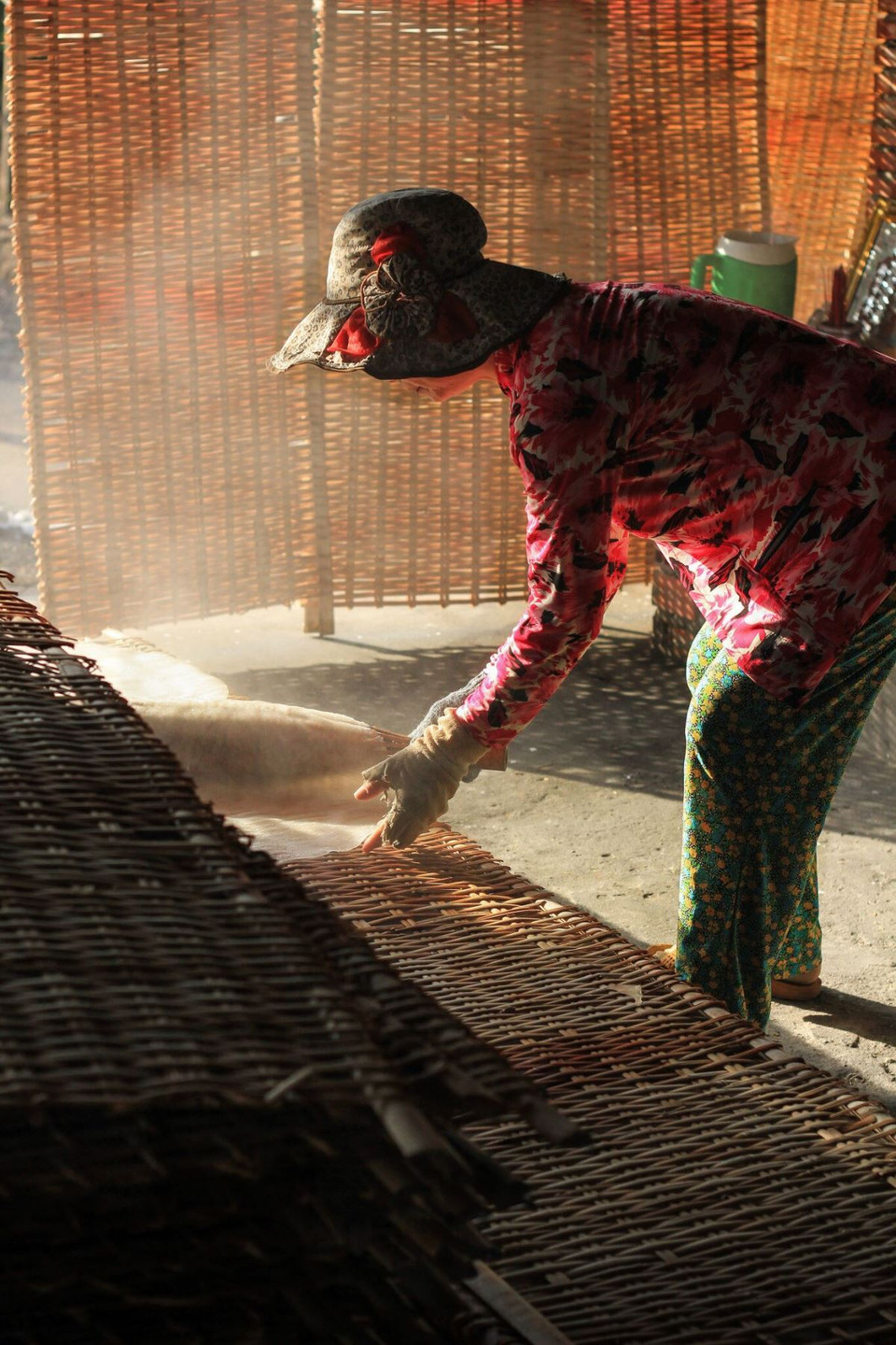 Thời tiết là yếu tố ảnh hưởng trực tiếp đến chất lượng của sợi hủ tiếu. Bánh cần 1 đến 2 con nắng mới ráo và phải biết canh những ngày nắng gắt để bánh không bị quá khô. (Ảnh: Anh Tùng/Vietnam+)