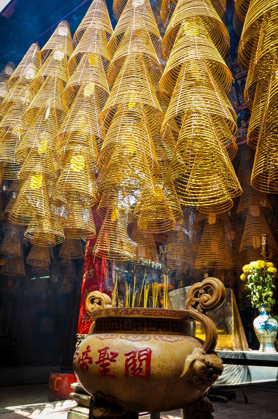 Những ngôi chùa linh thiêng là nơi người dân thường đến cầu an lành cho gia đình. (Ảnh: Anh Tùng/Vietnam+)