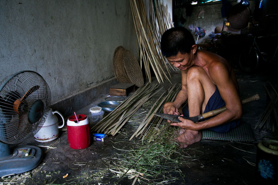 Những người dân vẫn giữ được nghề truyền thống. (Ảnh: Anh Tùng/Vietnam+)