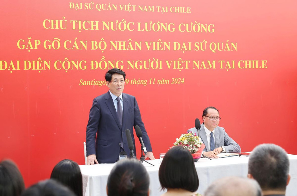 Chủ tịch nước Lương Cường nói chuyện với cán bộ, nhân viên Đại sứ quán và đại diện cộng đồng người Việt Nam sinh sống, làm việc tại Chile. (Ảnh: Lâm Khánh/TTXVN)