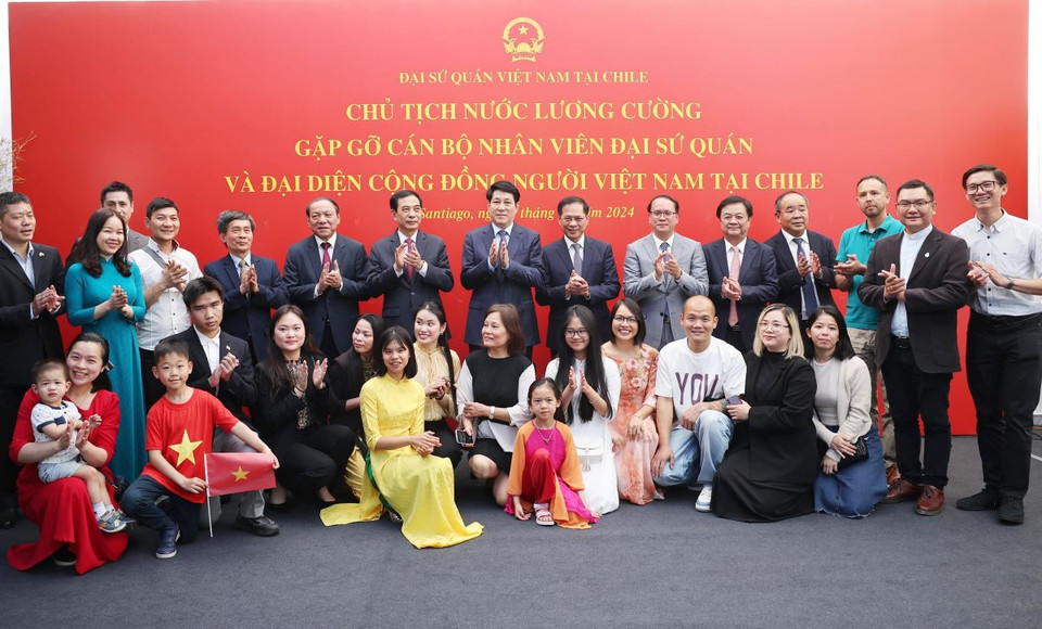 Chủ tịch nước Lương Cường và các đại biểu chụp ảnh chung với cán bộ, nhân viên Đại sứ quán và đại diện cộng đồng người Việt Nam sinh sống, làm việc tại Chile. (Ảnh: Lâm Khánh/TTXVN)