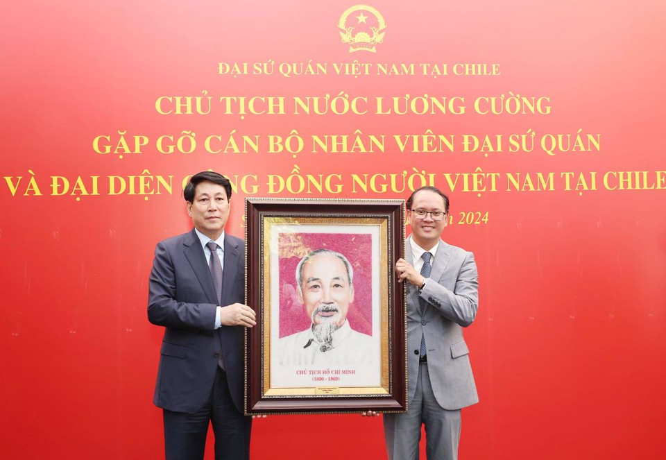 Chủ tịch nước Lương Cường trao chân dung Chủ tịch Hồ Chí Minh tặng Đại sứ quán Việt Nam tại Chile. (Ảnh: Lâm Khánh/TTXVN)