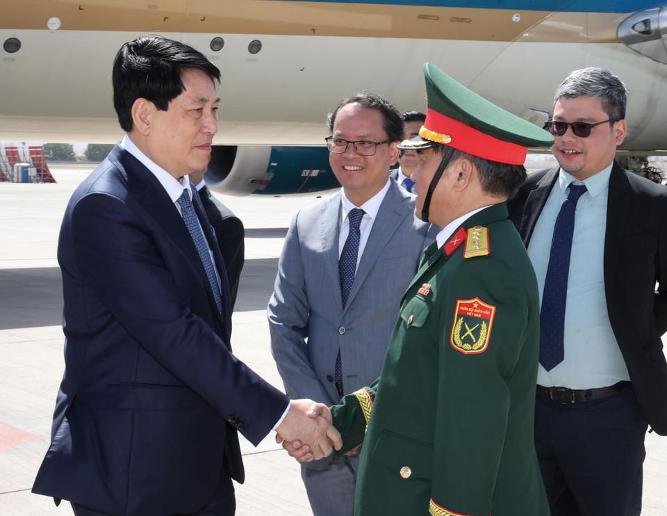 Cán bộ, nhân viên Đại sứ quán Việt Nam đón Chủ tịch nước Lương Cường tại Sân bay Quốc tế Santiago. (Ảnh: Lâm Khánh/TTXVN)