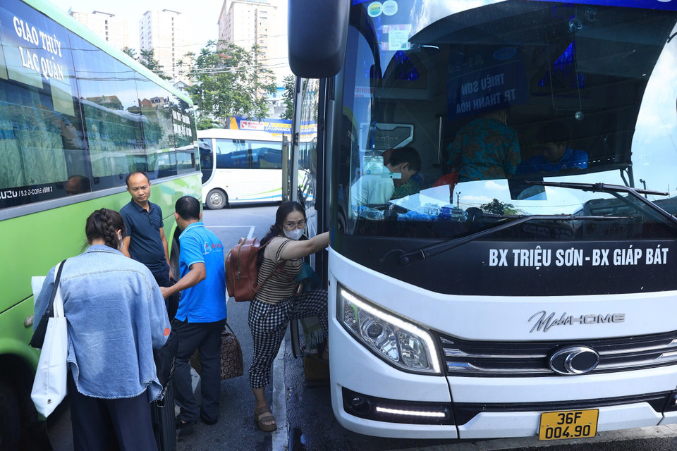 Người dân lên xe khách chuẩn bị về quê nghỉ lễ. (Ảnh: Hoài Nam/Vietnam+)