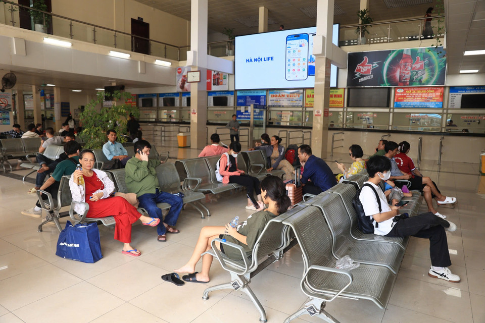 Ghi nhận tại một số bến xe lớn trên địa bàn Hà Nội như: Giáp Bát, Mỹ Đình, Nước Ngầm và Yên Nghĩa, từ đầu giờ chiều, người dân bắt đầu đổ về ngày càng đông. (Ảnh: Hoài Nam/Vietnam+)