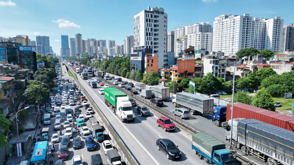 Ghi nhận tại khu vực đường Vành đai 3, lưu lượng phương tiện tăng nhưng không xảy ra tình trạng ùn tắc. (Ảnh: Hoài Nam/Vietnam+)