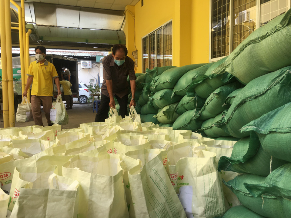 Quận 3 huy động lực lượng tình nguyện, cán bộ nhân viên trung tâm văn hóa, thể dục thể thao, thanh tra xây dựng, ban chỉ huy quân sự, dân quân tự vệ... tham gia hỗ trợ vận chuyển hàng hóa, quà tặng cho người dân địa phương. (Ảnh: Thanh Vũ/TTXVN)