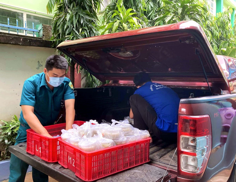  Liên đoàn Lao động quận Gò Vấp vận chuyển 'Suất ăn nghĩa tình Công đoàn Gò Vấp' đến tận nơi trao cho các lực lượng tình nguyện trực chốt. (Ảnh: TTXVN phát)
