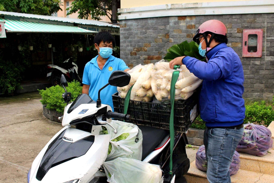 Đội phản ứng nhanh của quận 8 vận chuyển hàng hóa, lương thực thực phẩm hỗ trợ công nhân ở trọ, người nghèo trong khu phong tỏa. (Ảnh: Thanh Vũ/TTXVN)