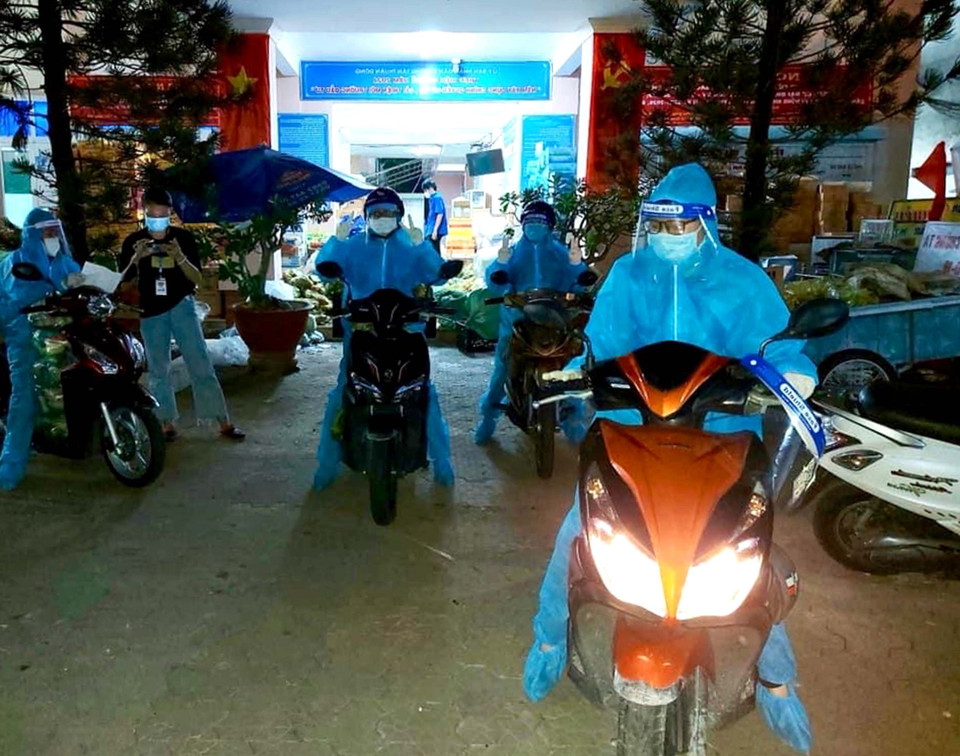 'Đội tiếp ứng thực phẩm tại nhà' quận 7 sẵn sàng vận chuyển hàng hóa, lương thực thực phẩm hỗ trợ công nhân ở trọ, người nghèo trong khu phong tỏa ngay trong đêm. (Ảnh: TTXVN phát)