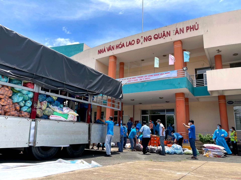 Liên đoàn Lao động quận Tân Phú tiếp nhận hàng tấn hàng hóa, lương thực, thực phẩm của đồng bào các tỉnh trong cả nước hỗ trợ công nhân ở trọ, người nghèo trong khu phong tỏa.(Ảnh: Thanh Vũ/TTXVN)