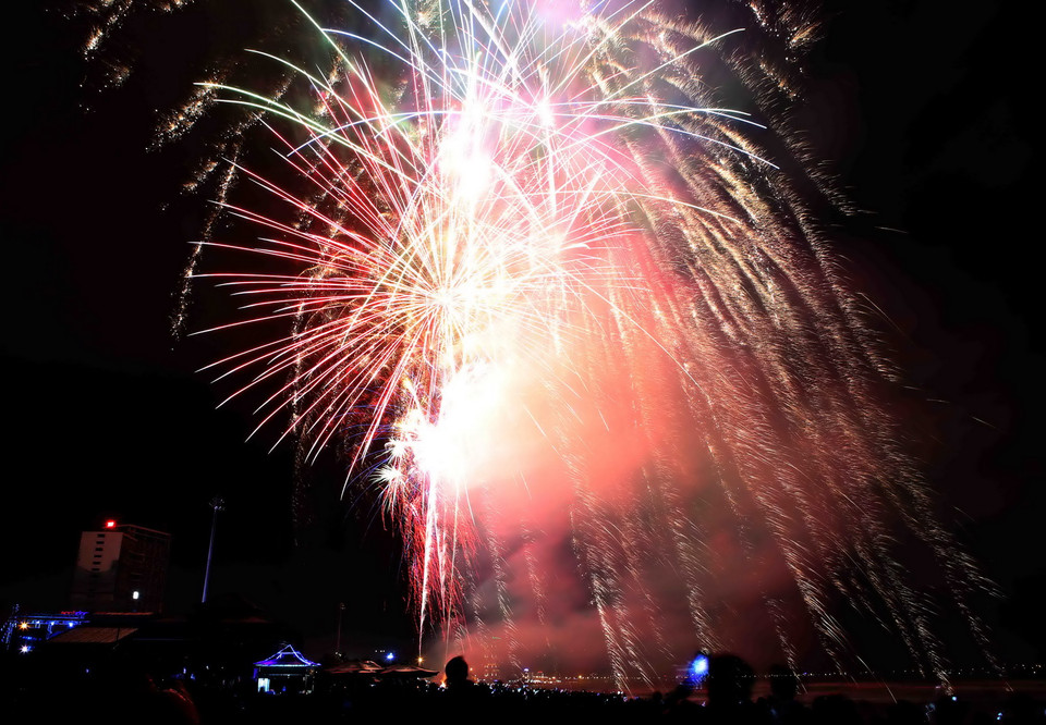 Đà Nẵng bắn pháo hoa tầm cao đón năm mới 2016. (Ảnh: Trần Lê Lâm/TTXVN) 