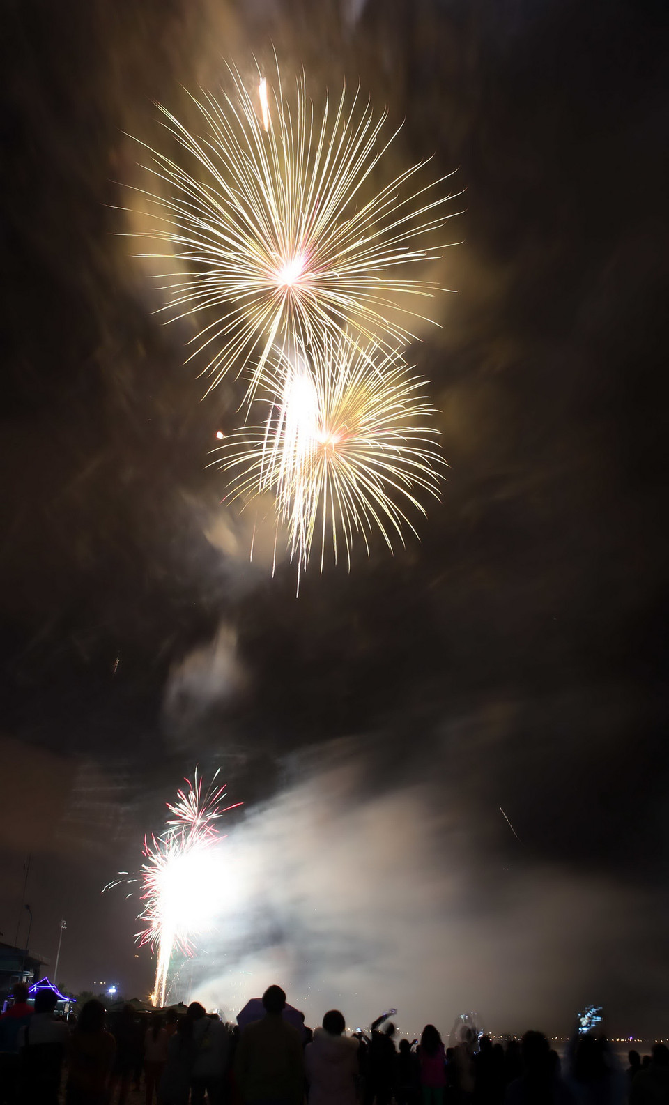 Đà Nẵng bắn pháo hoa tầm cao đón năm mới 2016. (Ảnh: Trần Lê Lâm/TTXVN) 