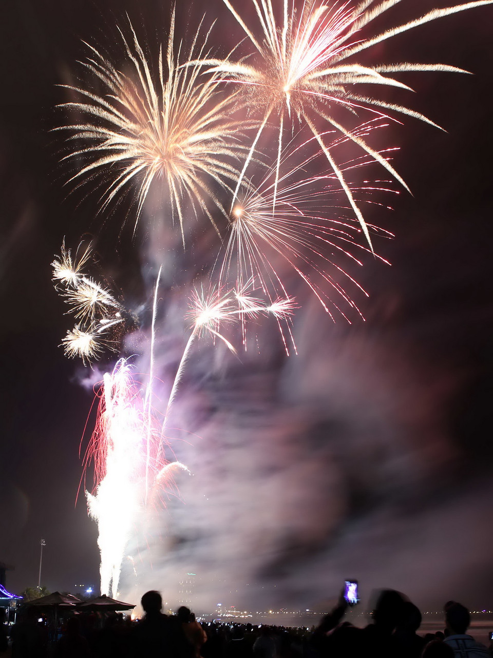 Đà Nẵng bắn pháo hoa tầm cao đón năm mới 2016. (Ảnh: Trần Lê Lâm/TTXVN) 