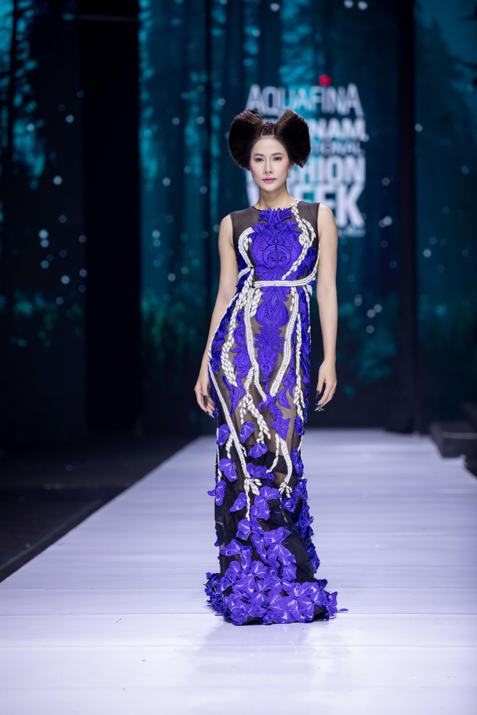 Ngoài ra, bộ sưu tập ‘Bướm hoang’ còn gây chú ý khi có sự góp mặt của nhiều gương mặt nổi tiếng trong showbiz Việt như: siêu mẫu Thuý Hạnh, mẫu nhí Bảo Hà trong vai trò mở màn màn 2, MC Thanh Thanh Huyền, MC Phí Linh, diễn viên Đinh Ngọc Diệp... và ca sỹ Thanh Hà lần đầu thử sức trong vai trò người mẫu. (Ảnh: CTV/Vietnam+)