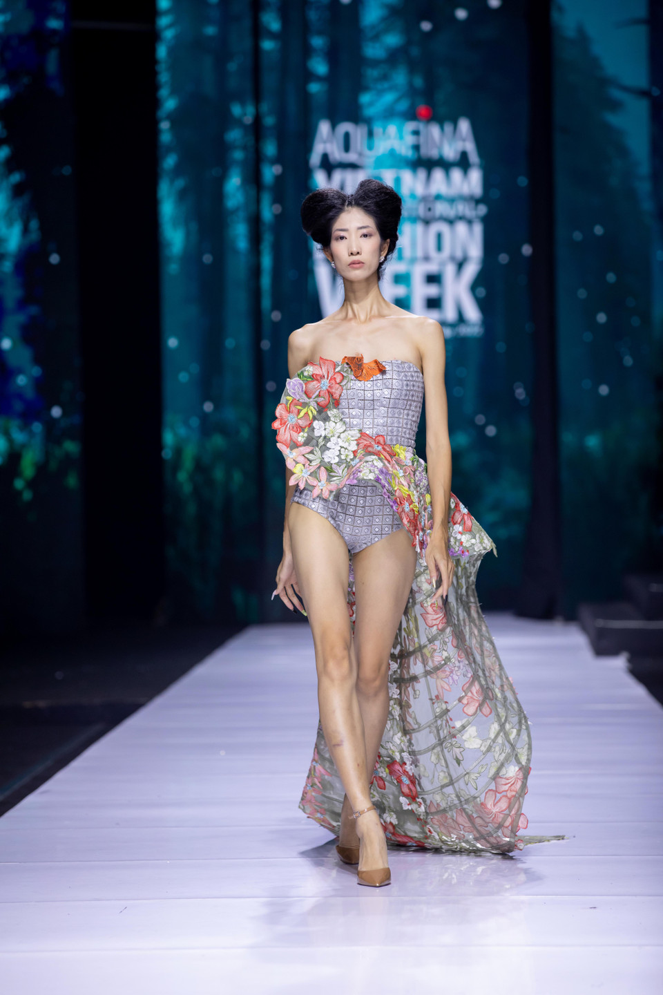 Thiết kế trong bộ sưu tập 'Bướm hoang'. (Ảnh: CTV/Vietnam+)