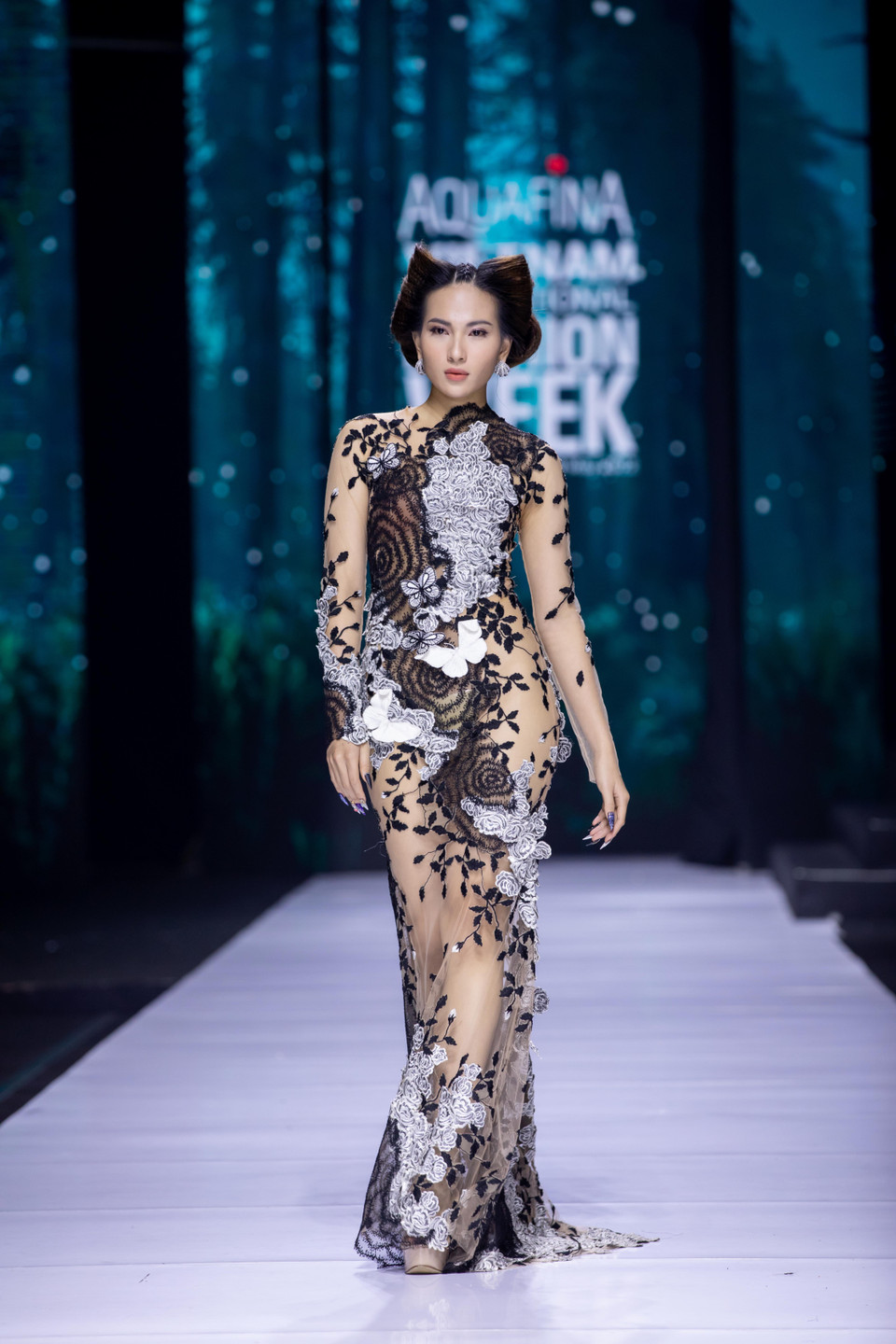 Thiết kế trong bộ sưu tập 'Bướm hoang'. (Ảnh: CTV/Vietnam+)