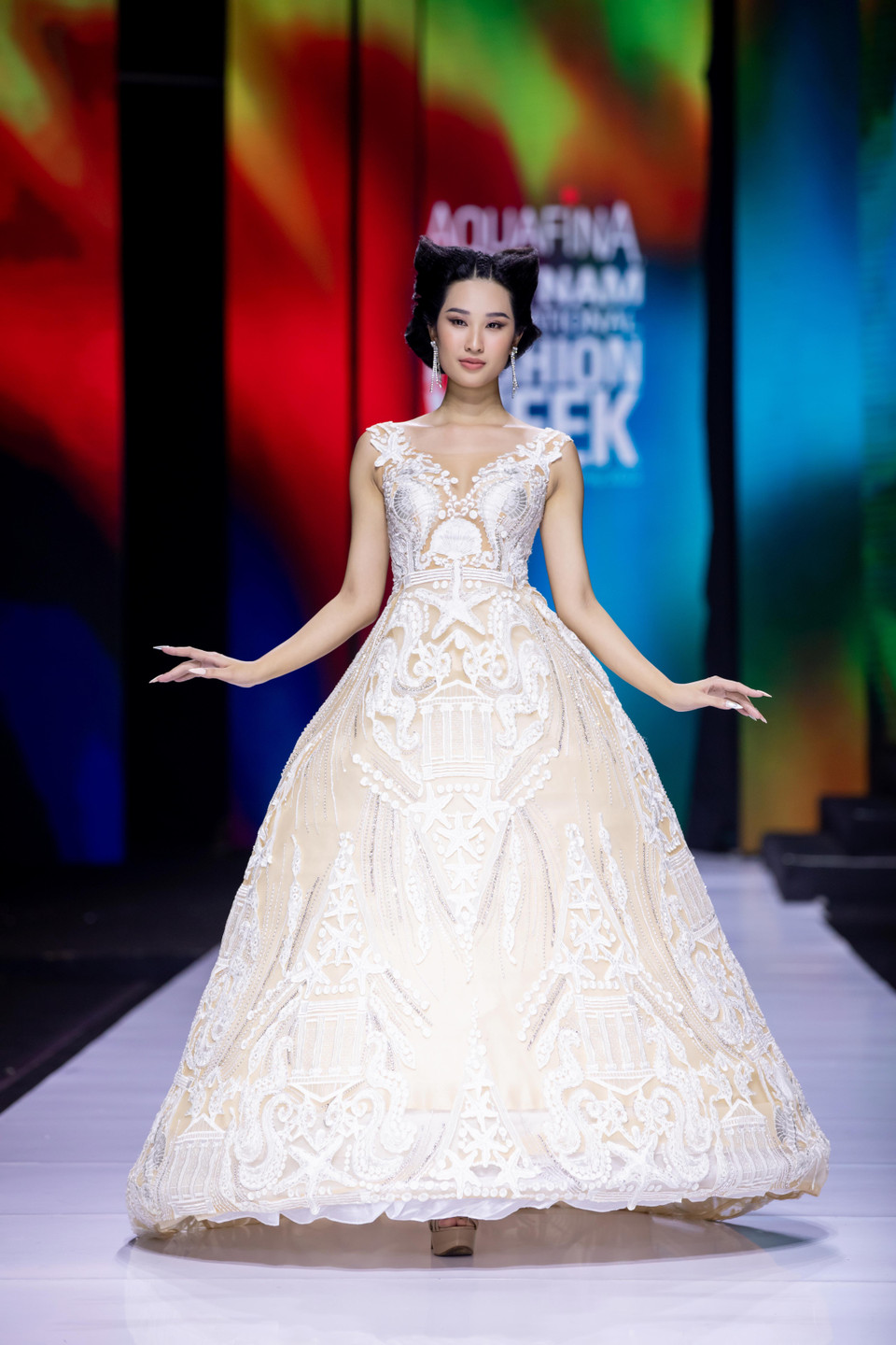 Thiết kế trong bộ sưu tập 'Bướm hoang'. (Ảnh: CTV/Vietnam+)