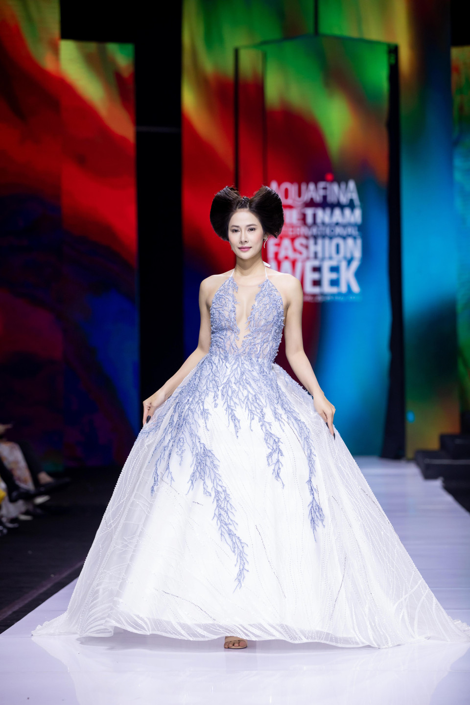 Thiết kế trong bộ sưu tập 'Bướm hoang'. (Ảnh: CTV/Vietnam+)