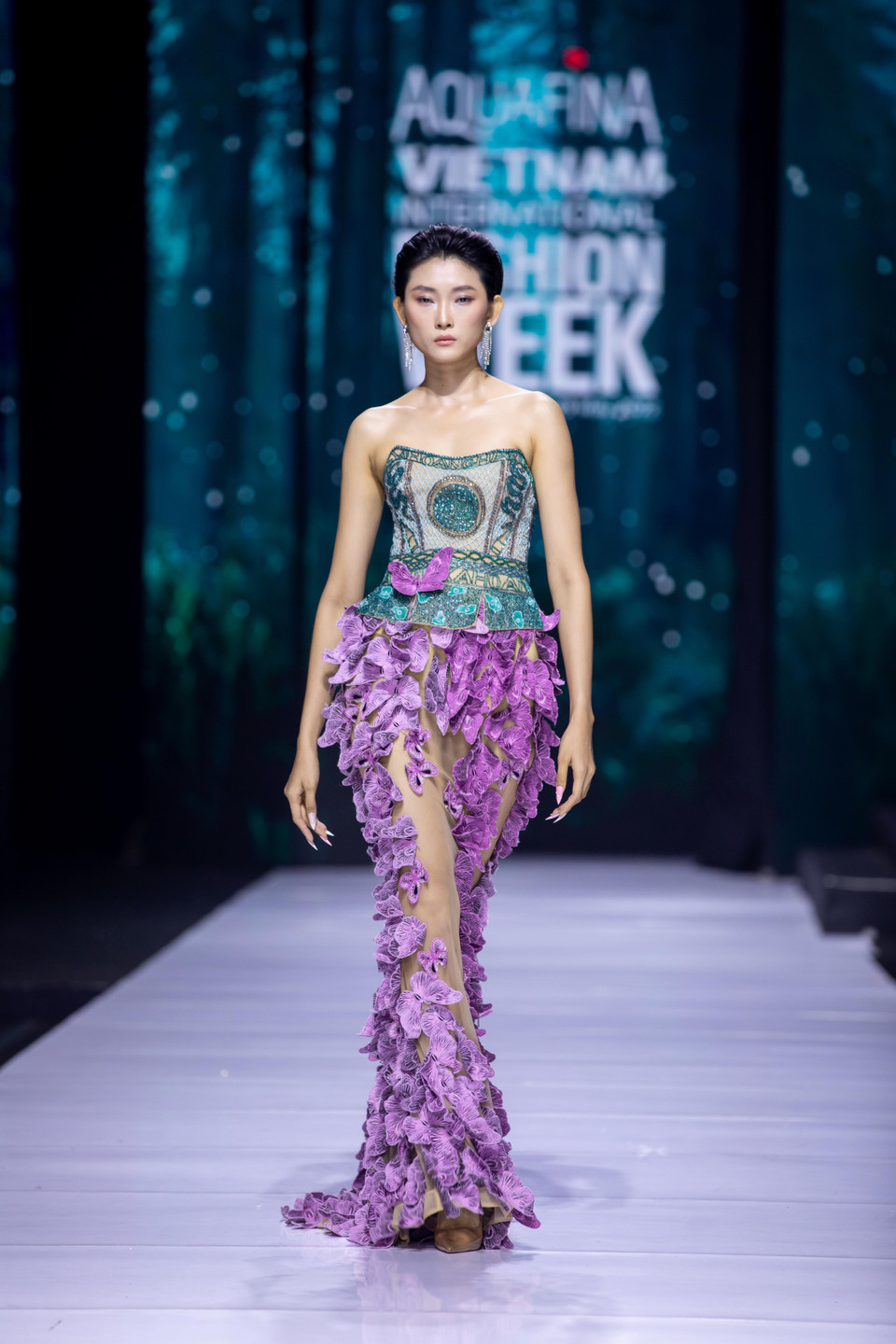 Thiết kế trong bộ sưu tập 'Bướm hoang'. (Ảnh: CTV/Vietnam+)