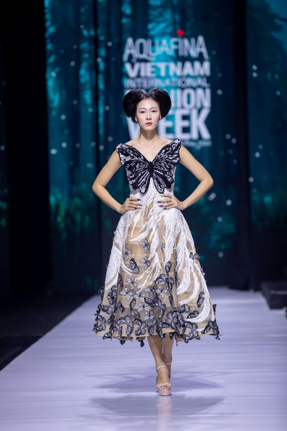 Thiết kế trong bộ sưu tập 'Bướm hoang'. (Ảnh: CTV/Vietnam+)