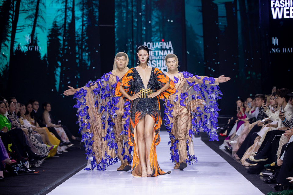 Trong show diễn này, nhà thiết kế Hoàng Hải chia bộ sưu tập thành 2 màn: Màn 1 - Váy dạ hội và Màn 2 - Váy cưới để làm nổi bật thông điệp của bộ sưu tập. (Ảnh: CTV/Vietnam+)