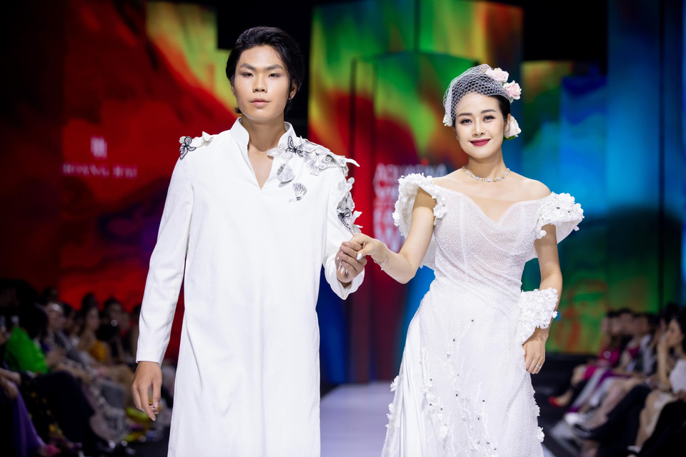 Thiết kế trong bộ sưu tập 'Bướm hoang'. (Ảnh: CTV/Vietnam+)