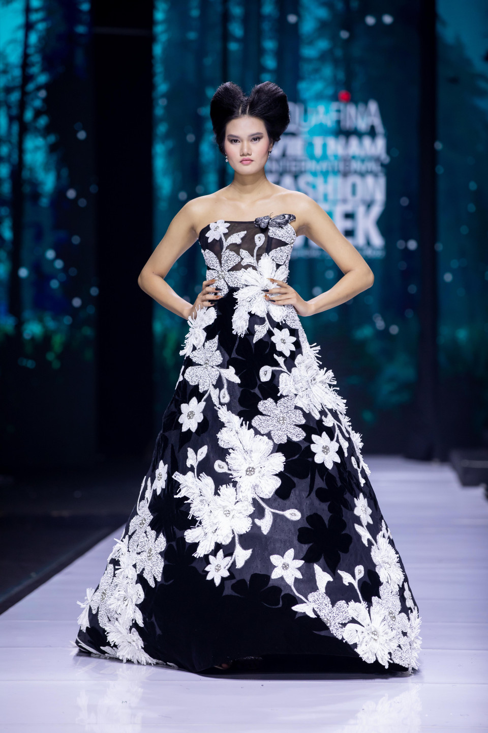 Thiết kế trong bộ sưu tập 'Bướm hoang'. (Ảnh: CTV/Vietnam+)