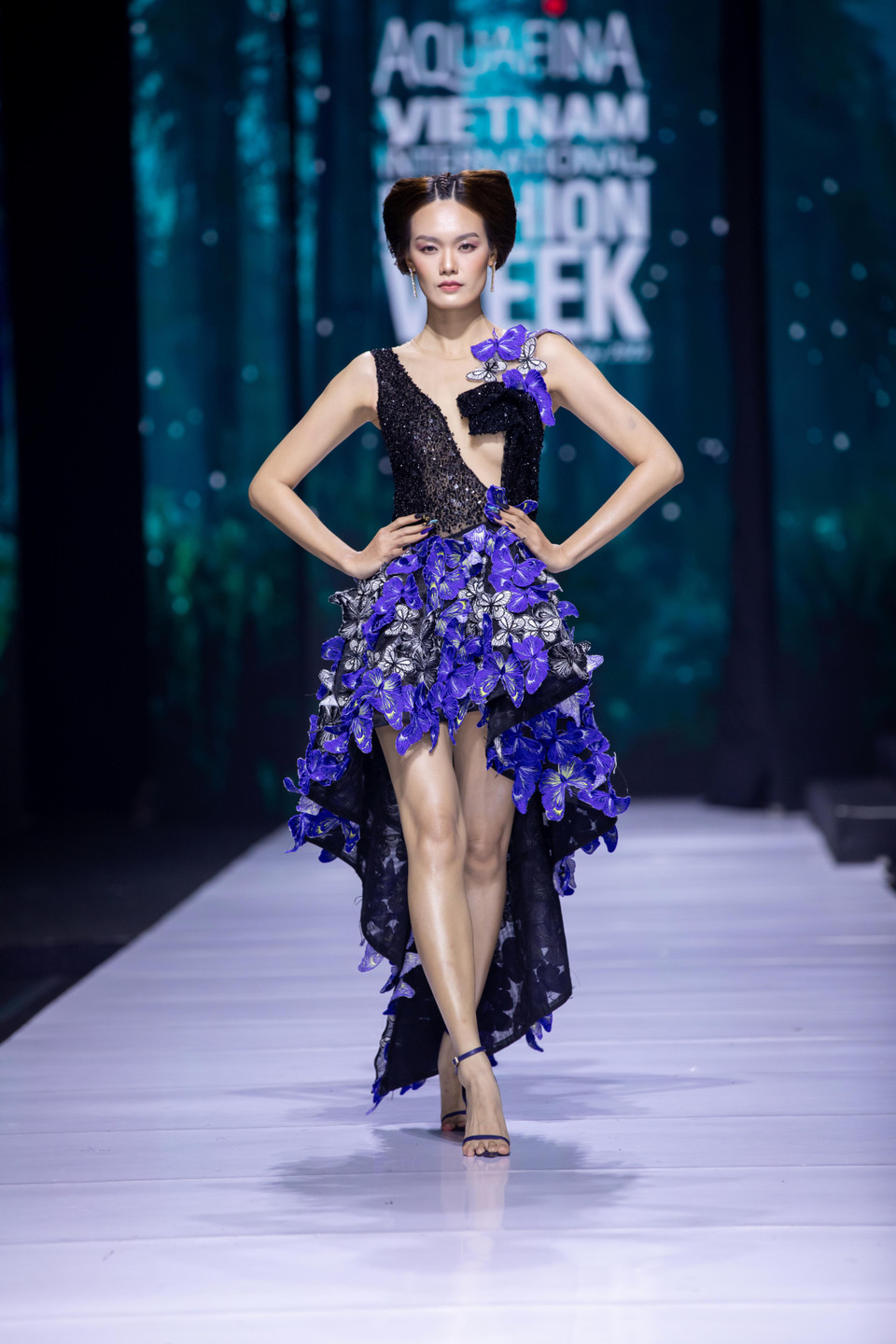 Thiết kế trong bộ sưu tập 'Bướm hoang'. (Ảnh: CTV/Vietnam+)