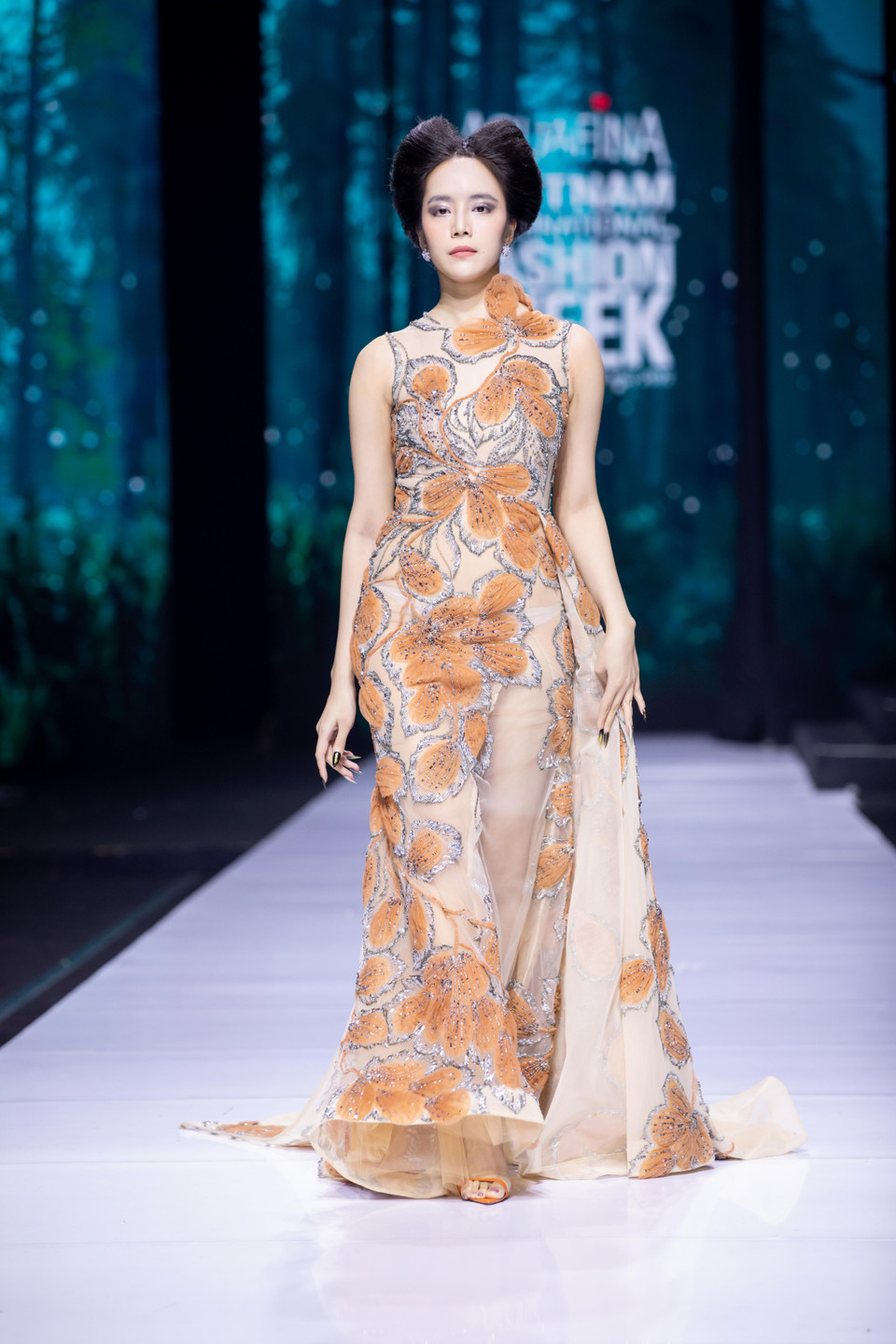 Thiết kế trong bộ sưu tập 'Bướm hoang'. (Ảnh: CTV/Vietnam+)