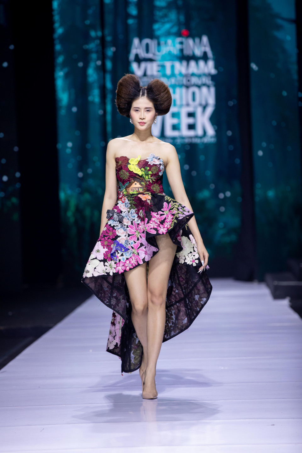 Thiết kế trong bộ sưu tập 'Bướm hoang'. (Ảnh: CTV/Vietnam+)