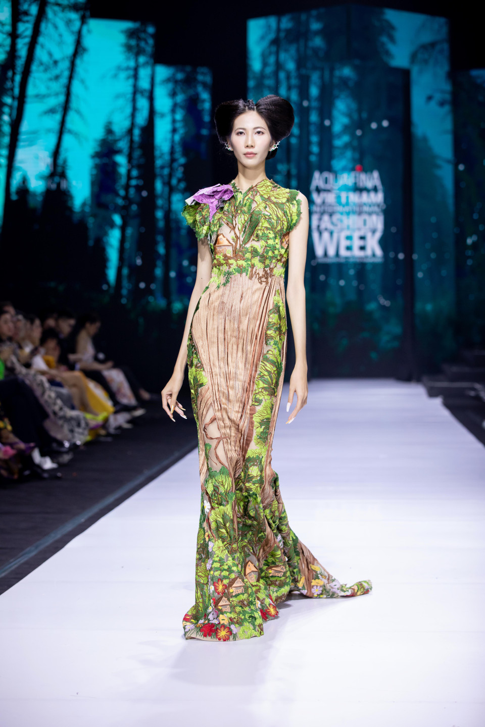 Thiết kế trong bộ sưu tập 'Bướm hoang'. (Ảnh: CTV/Vietnam+)