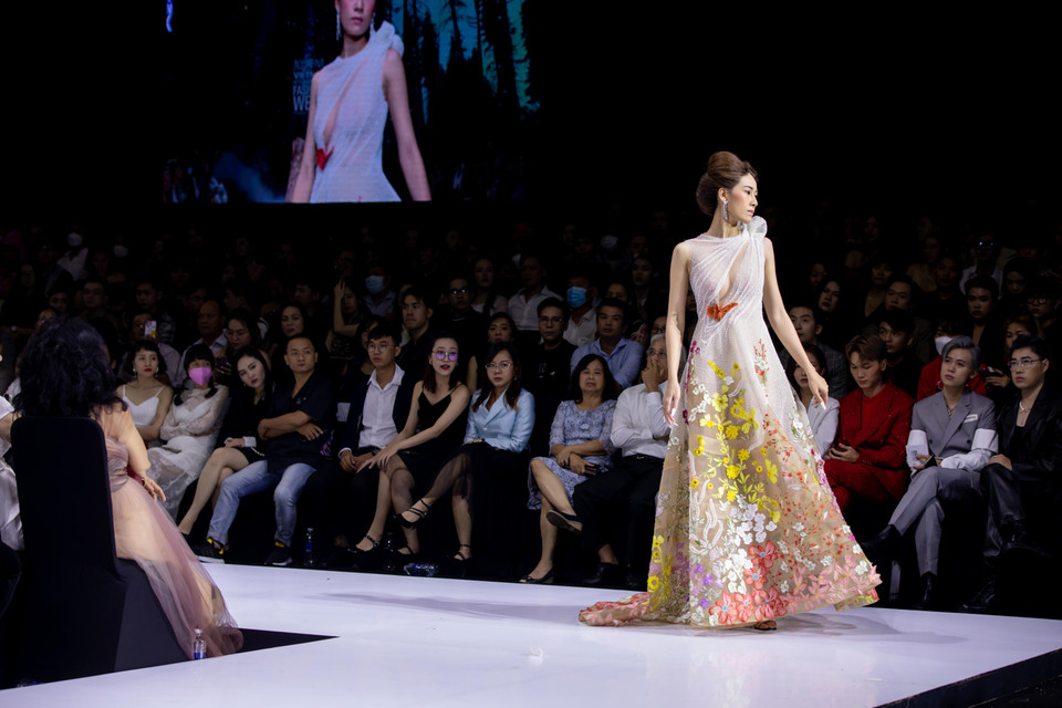 Thiết kế trong bộ sưu tập 'Bướm hoang'. (Ảnh: CTV/Vietnam+)