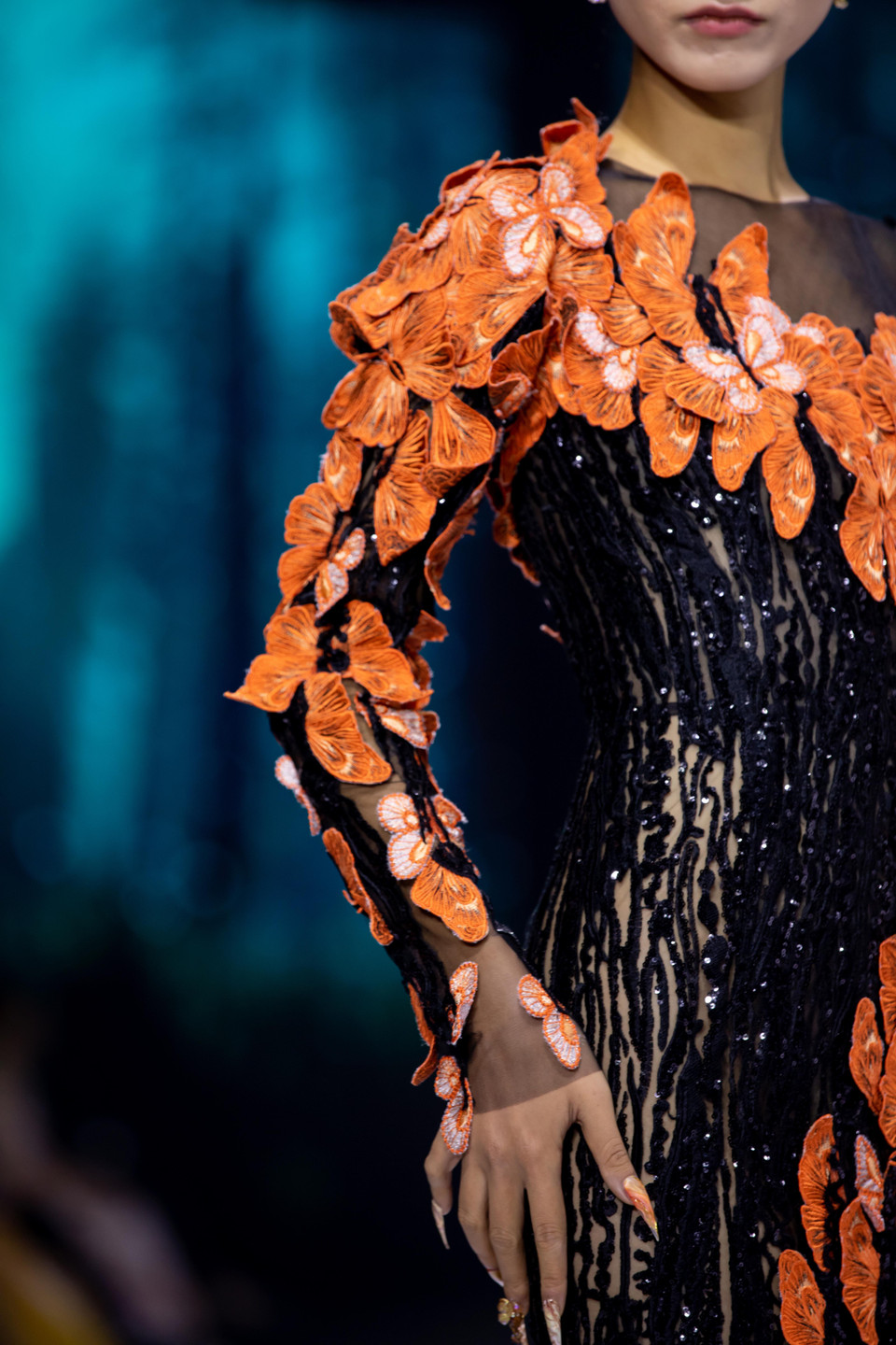 Kỹ thuật thêu thủ công vô cùng tỉ mỉ. (Ảnh: CTV/Vietnam+)