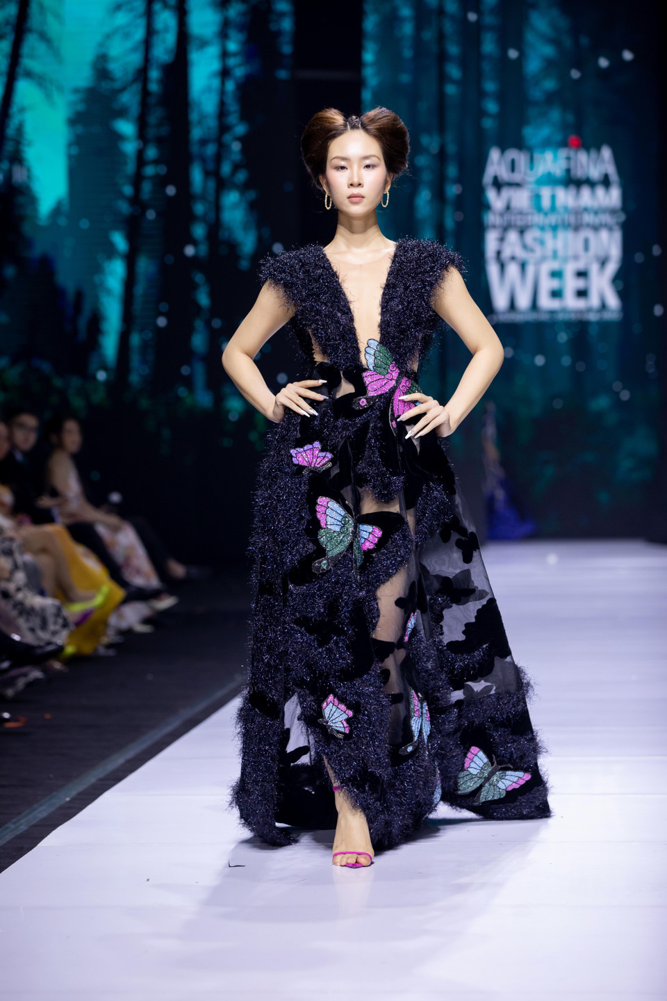 Loài bướm là một trong những sinh vật đẹp đẽ trên Trái Đất, có hình hài xinh xắn lột xác từ những chiếc kén xấu xí còn mang hàm ý về sự thăng hoa, hóa thân từ cái xấu trở thành cái đẹp. Do đó, sinh vật này tượng trưng cho những gì tốt đẹp nhất sau quá trình đầy gian khó, vất vả mới gặt hái được thành công. (Ảnh: CTV/Vietnam+)