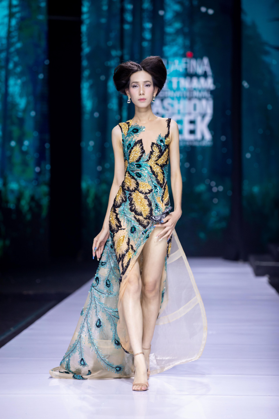 Thiết kế trong bộ sưu tập 'Bướm hoang'. (Ảnh: CTV/Vietnam+)