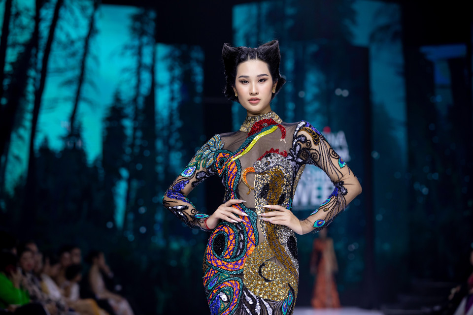 Đây là bộ sưu tập tham gia Tuần lễ Thời trang quốc tế Việt Nam Xuân Hè 2022. ‘Nhà thiết kế của những mỹ nhân Việt’ đã ra mắt giới mộ điệu bộ sưu tập ‘Bướm hoang’ với những trang phục được thiết kế công phu và tỉ mỉ. (Ảnh: CTV/Vietnam+)