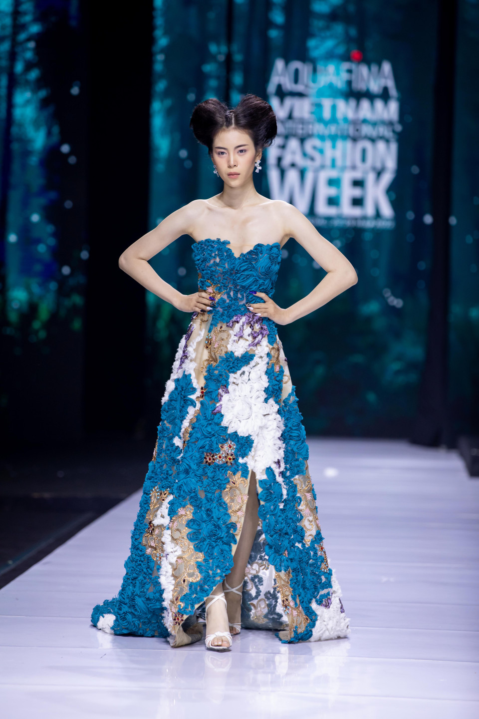 Thiết kế trong bộ sưu tập 'Bướm hoang'. (Ảnh: CTV/Vietnam+)