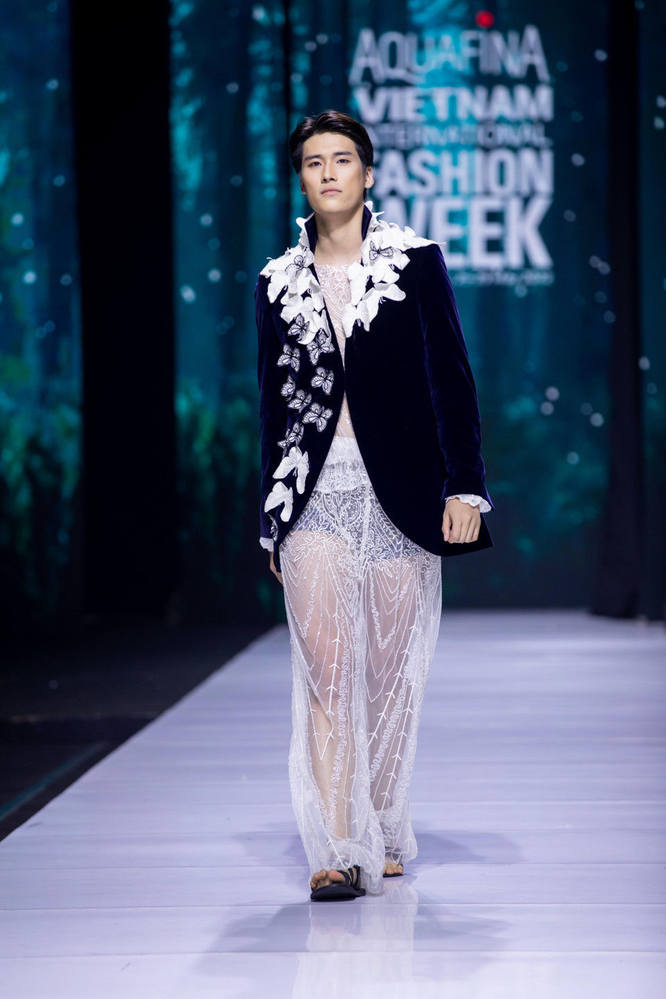 Thiết kế trong bộ sưu tập 'Bướm hoang'. (Ảnh: CTV/Vietnam+)