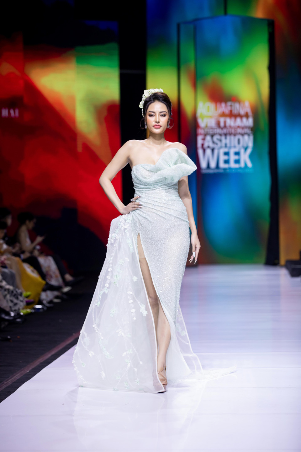 Thiết kế trong bộ sưu tập 'Bướm hoang'. (Ảnh: CTV/Vietnam+)