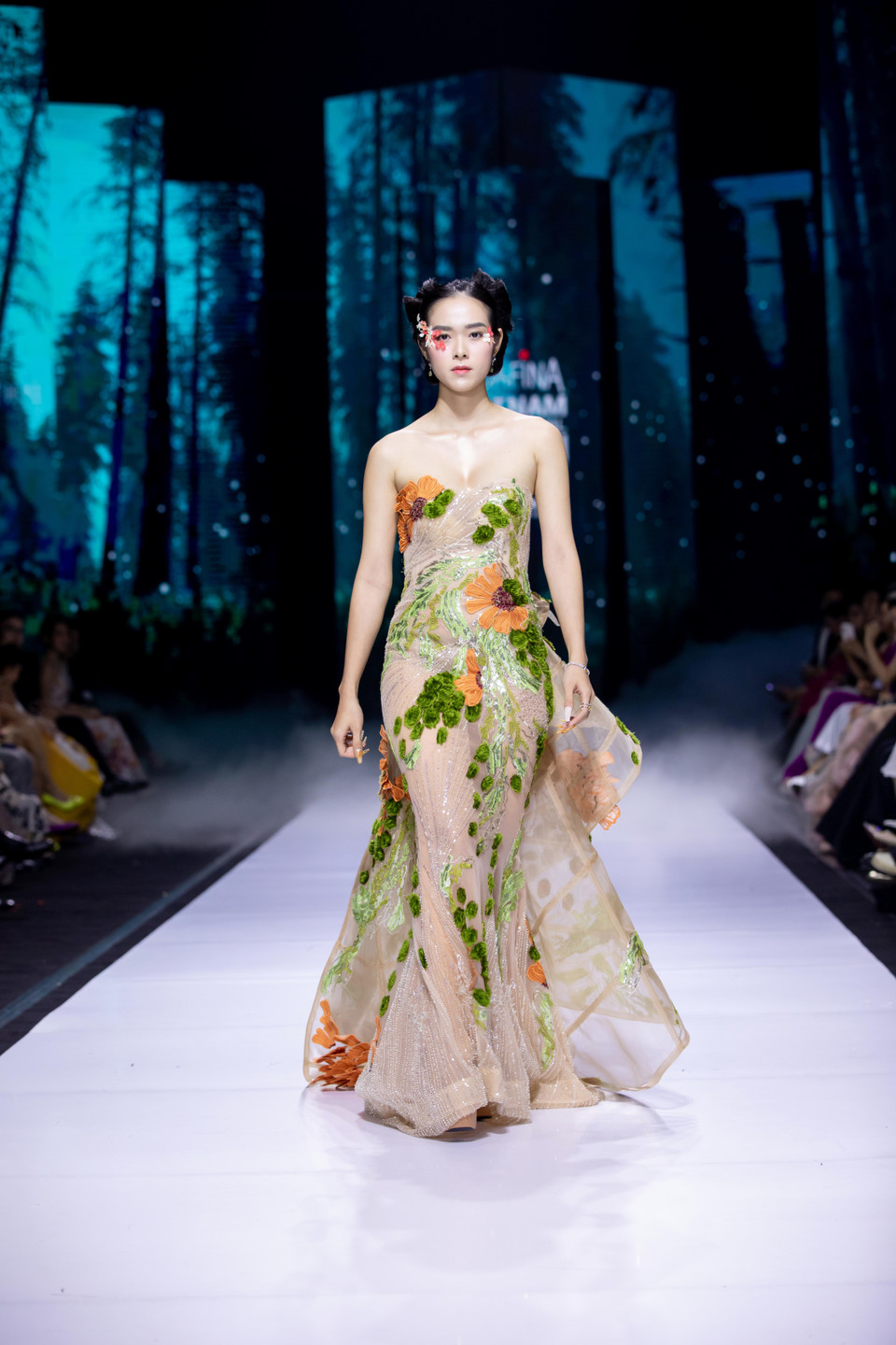 Thiết kế trong bộ sưu tập 'Bướm hoang'. (Ảnh: CTV/Vietnam+)